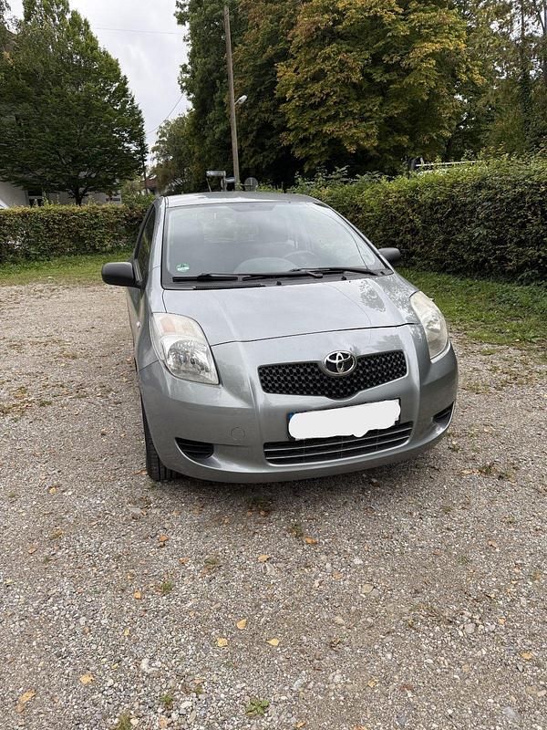 Grau Gebraucht 2007 Toyota Yaris Kleinwagen | 3.900 € (Etwas zu teuer) - Bild 1/4