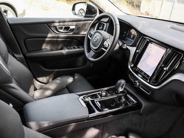 Gebraucht Volvo V60 Plus 257 PS (189 kW) 2024 Schwarz metallic Kombi