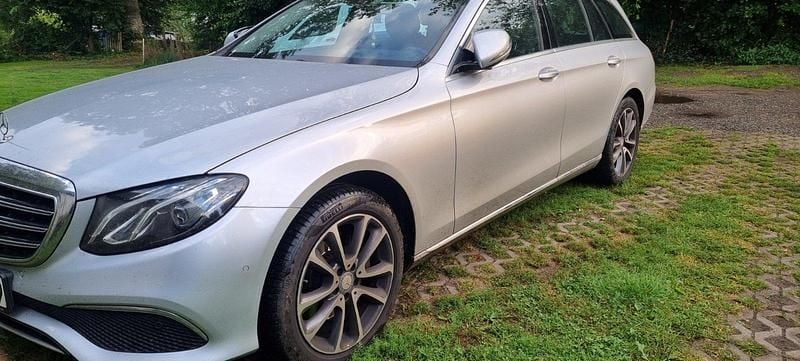 Silber Gebraucht 2017 Mercedes E220 Kombi | 17.200 € (Superpreis) - Bild 1/4