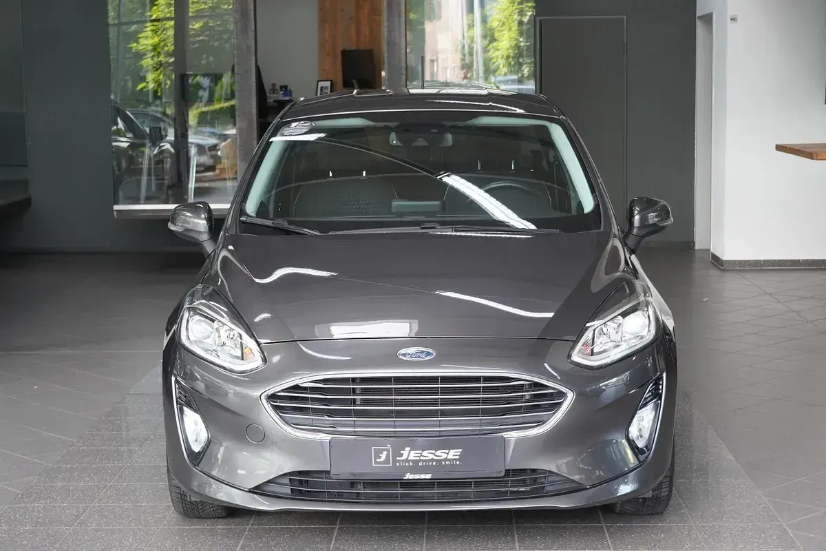 Gebraucht Ford Fiesta Titanium 86 PS (63 kW) 2018 Grau metallic Kleinwagen