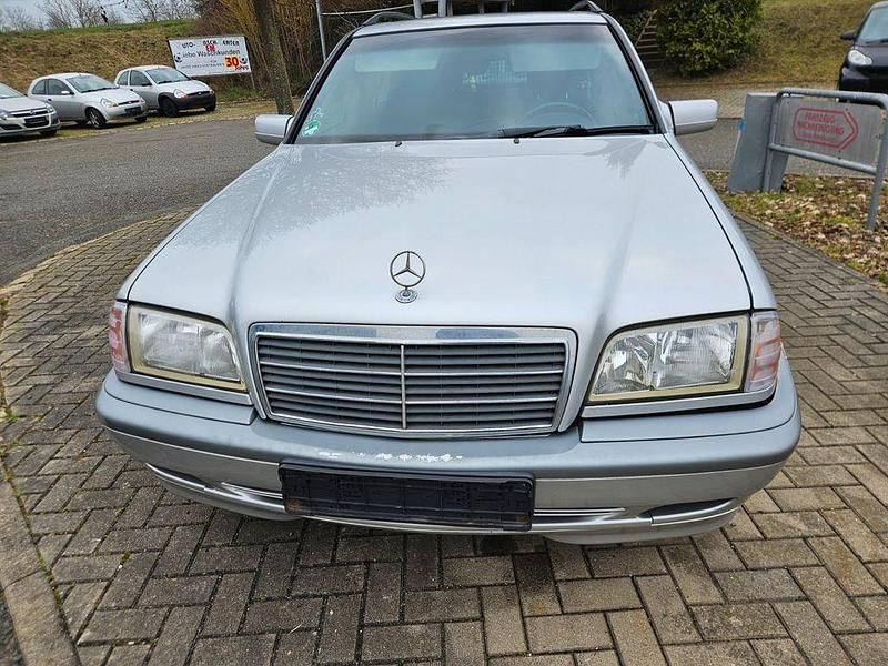 Gebraucht Mercedes C220 Classic 125 PS (91 kW) 2000 Silber Limousine