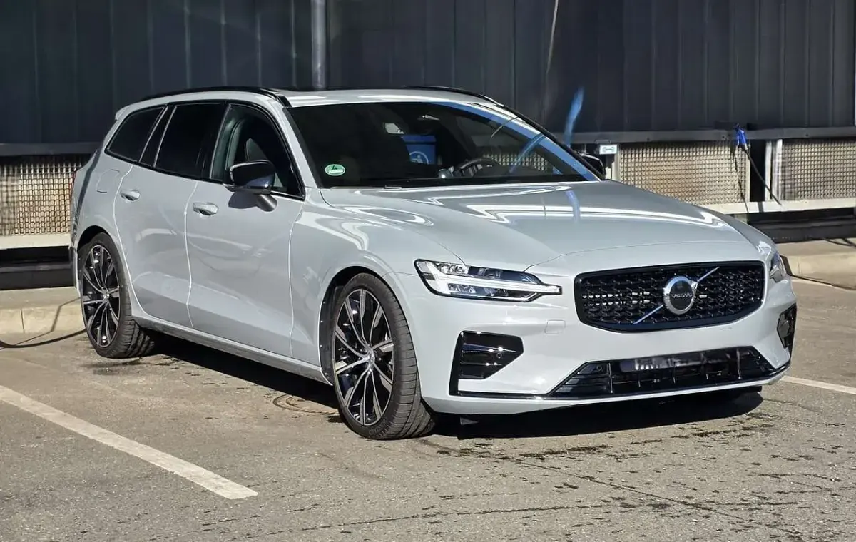 Gebraucht Volvo V60 Plus 197 PS (144 kW) 2024 Grau Kombi