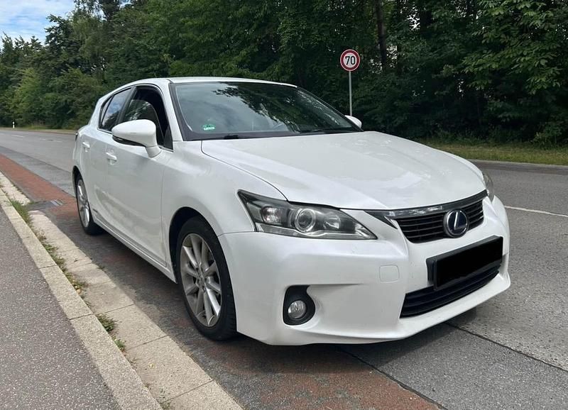 Weiß Gebraucht 2012 Lexus CT200h Kombi | 8.900 € (Fairer Preis) - Bild 1/4