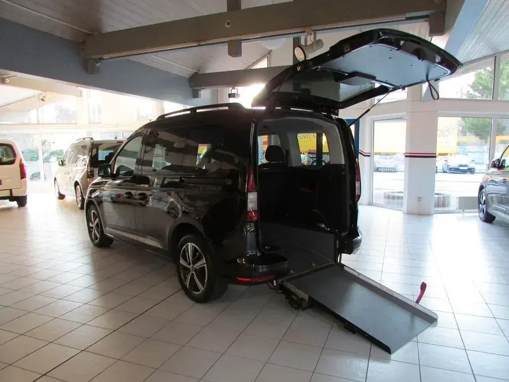 Second-hand VW Caddy Move 122 CP (89 kW) 2021 Negru Monovolum