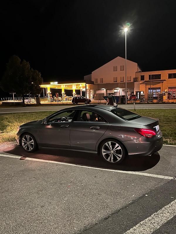 Grau Gebraucht 2013 Mercedes CLA200 Coupé | 12.950 € (Etwas zu teuer) - Bild 1/4