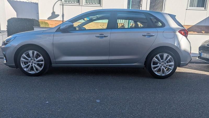 Gebraucht Hyundai i30 Trend 120 PS (88 kW) 2022 Silber Limousine