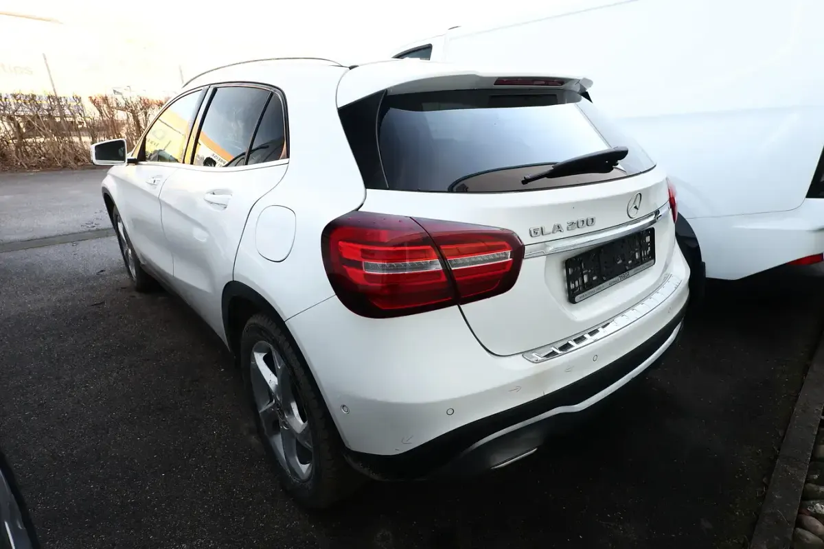 Gebraucht Mercedes GLA200 Urban 156 PS (114 kW) 2019 Weiss SUV