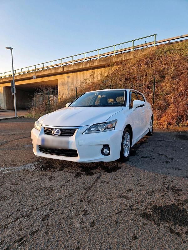 Weiß Gebraucht 2011 Lexus CT200h Kleinwagen | 10.500 € (Fairer Preis) - Bild 1/4