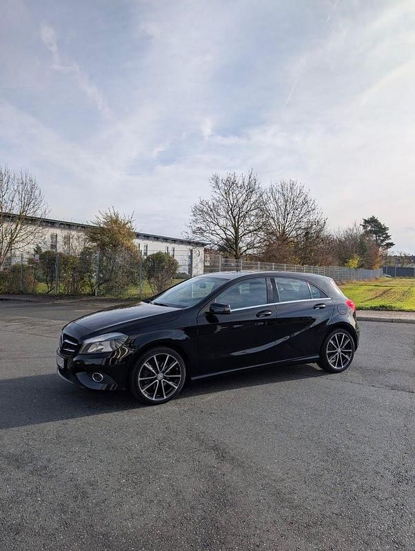Gebraucht Mercedes A180 122 PS (89 kW) 2014 Schwarz Limousine