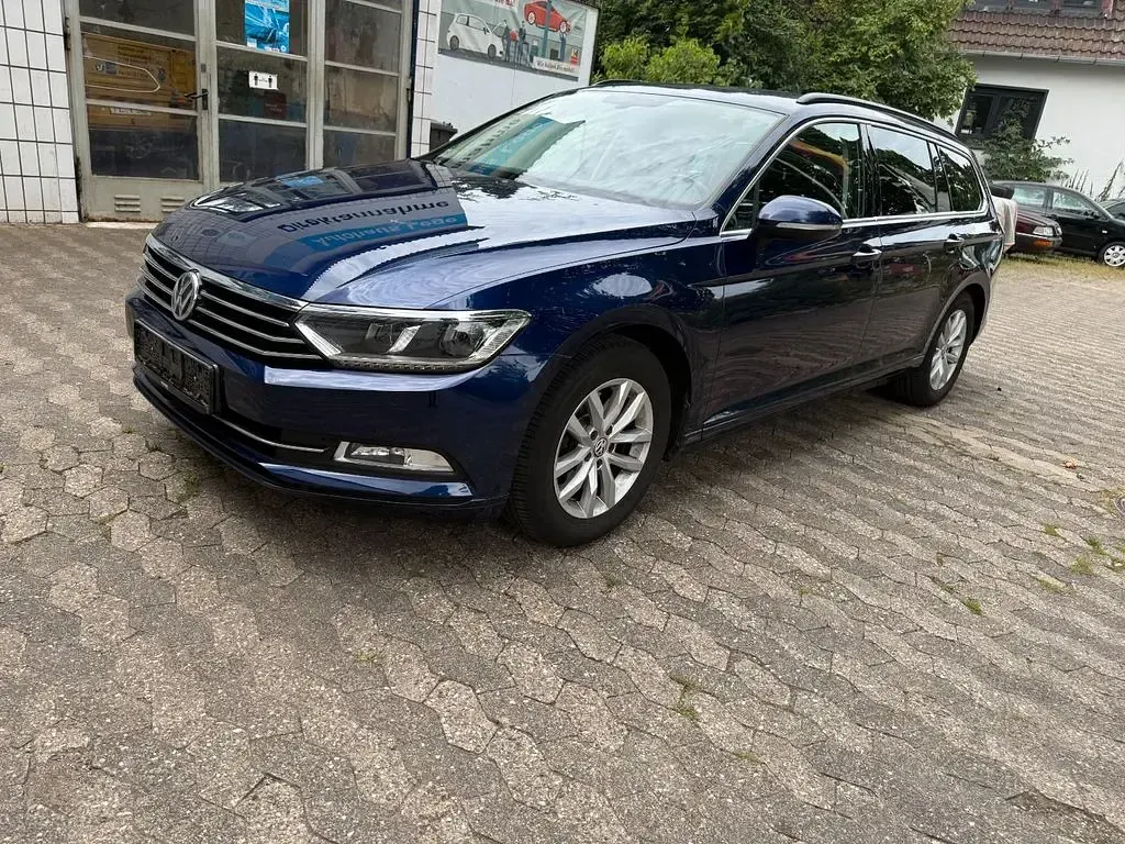 Gebraucht VW Passat Comfortline 120 PS (88 kW) 2018 Blau Kombi