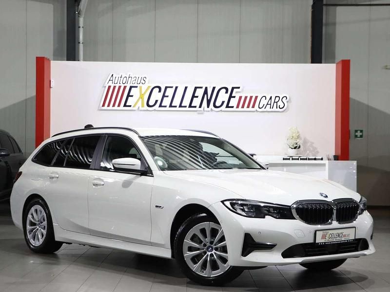 Gebraucht BMW 330e Advantage 292 PS (214 kW) 2022 Alpinweiss iii Kombi