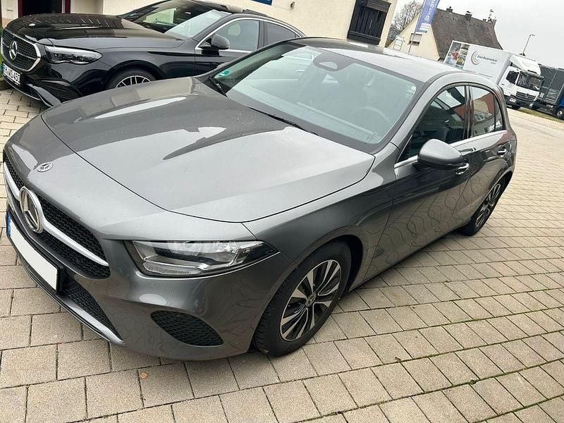 Grau Gebraucht 2025 Mercedes A180 Limousine | 31.200 € (Etwas zu teuer) - Bild 1/4