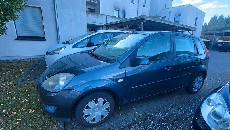 Grau Gebraucht 2008 Ford Fiesta Kleinwagen | 2.200 € - Bild 1/4