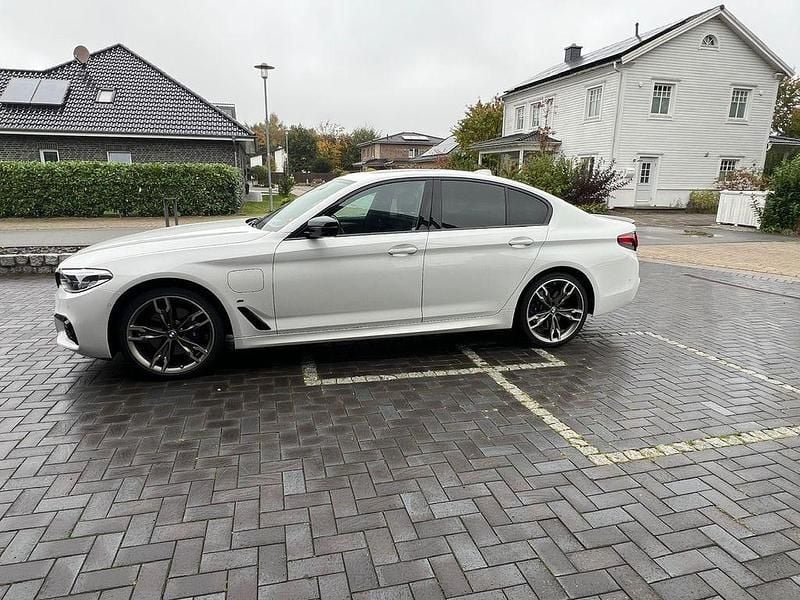 Weiß Gebraucht 2020 BMW 530e iPerformance Limousine | 29.600 € (Fairer Preis) - Bild 1/4