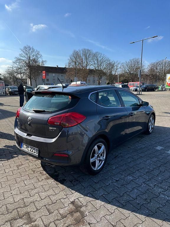 Gebraucht Kia Ceed 110 PS (80 kW) 2015 Grau Kleinwagen