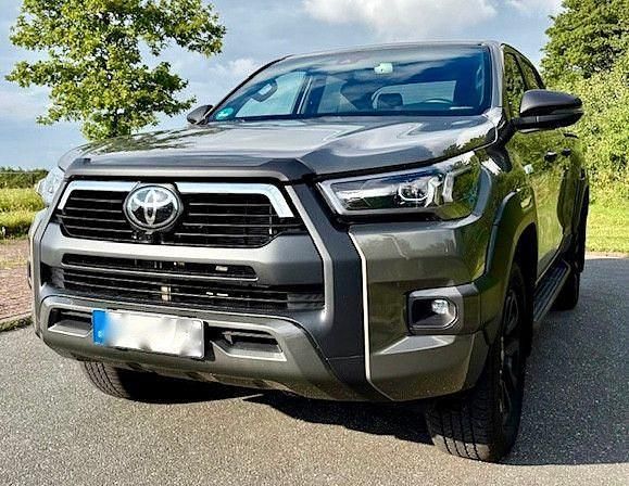 Braun Neu 2025 Toyota HiLux Abholung | 57.900 € (Etwas zu teuer) - Bild 1/4