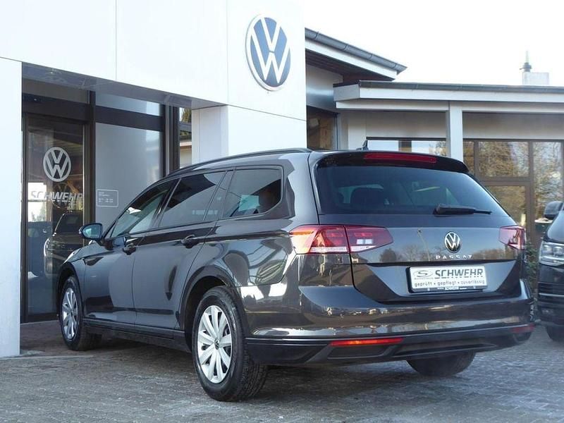 Gebraucht VW Passat Basis 122 PS (89 kW) 2023 Mangangrau metallic Kombi
