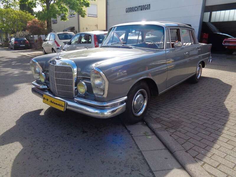 Grau Gebraucht 1967 Mercedes 230 Limousine | 34.111 € - Bild 1/4