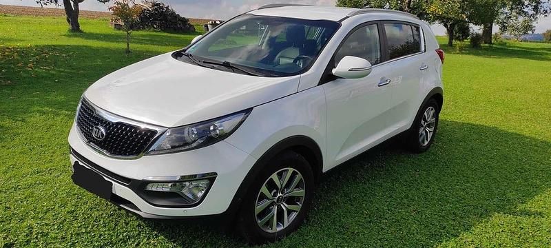 Weiß Gebraucht 2016 Kia Sportage DREAM-TEAM Edition SUV | 10.850 € (Guter Preis) - Bild 1/4