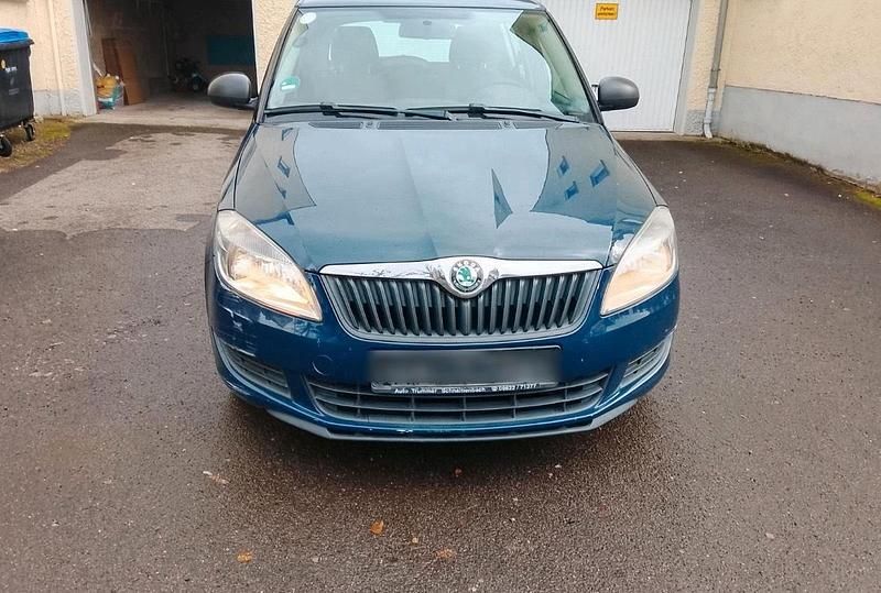 Grau Gebraucht 2011 Skoda Fabia Limousine | 1.000 € (Guter Preis) - Bild 1/4