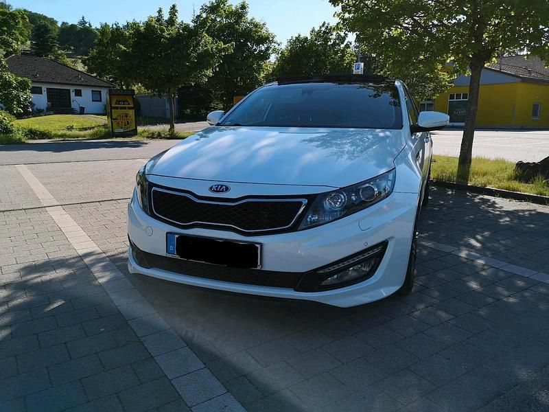 Weiß Gebraucht 2013 Kia Optima Spirit Limousine | 9.800 € (Guter Preis) - Bild 1/4