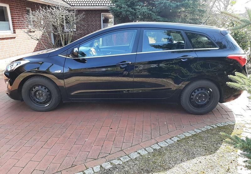 Gebraucht Hyundai i30 YES! 101 PS (74 kW) 2015 Schwarz Kombi