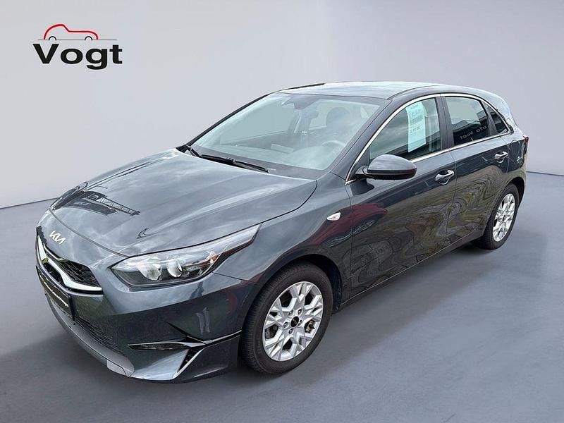 Grau Gebraucht 2024 Kia Ceed Vision Limousine | 20.900 € (Superpreis) - Bild 1/4