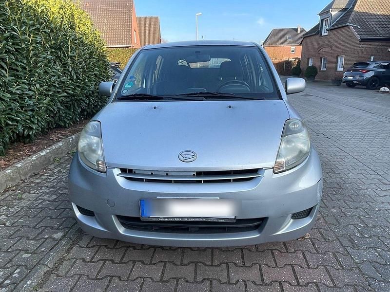 Silber Gebraucht 2009 Daihatsu Sirion Kleinwagen | 800 € (Superpreis) - Bild 1/4