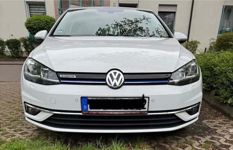 Weiß Gebraucht 2019 VW Golf VII Comfortline Limousine | 16.000 € (Guter Preis) - Bild 1/4