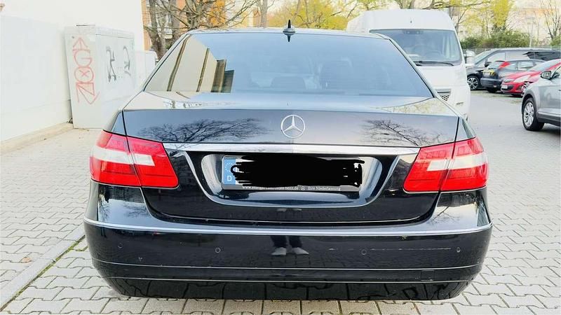 Gebraucht Mercedes E250 204 PS (150 kW) 2011 Schwarz Limousine