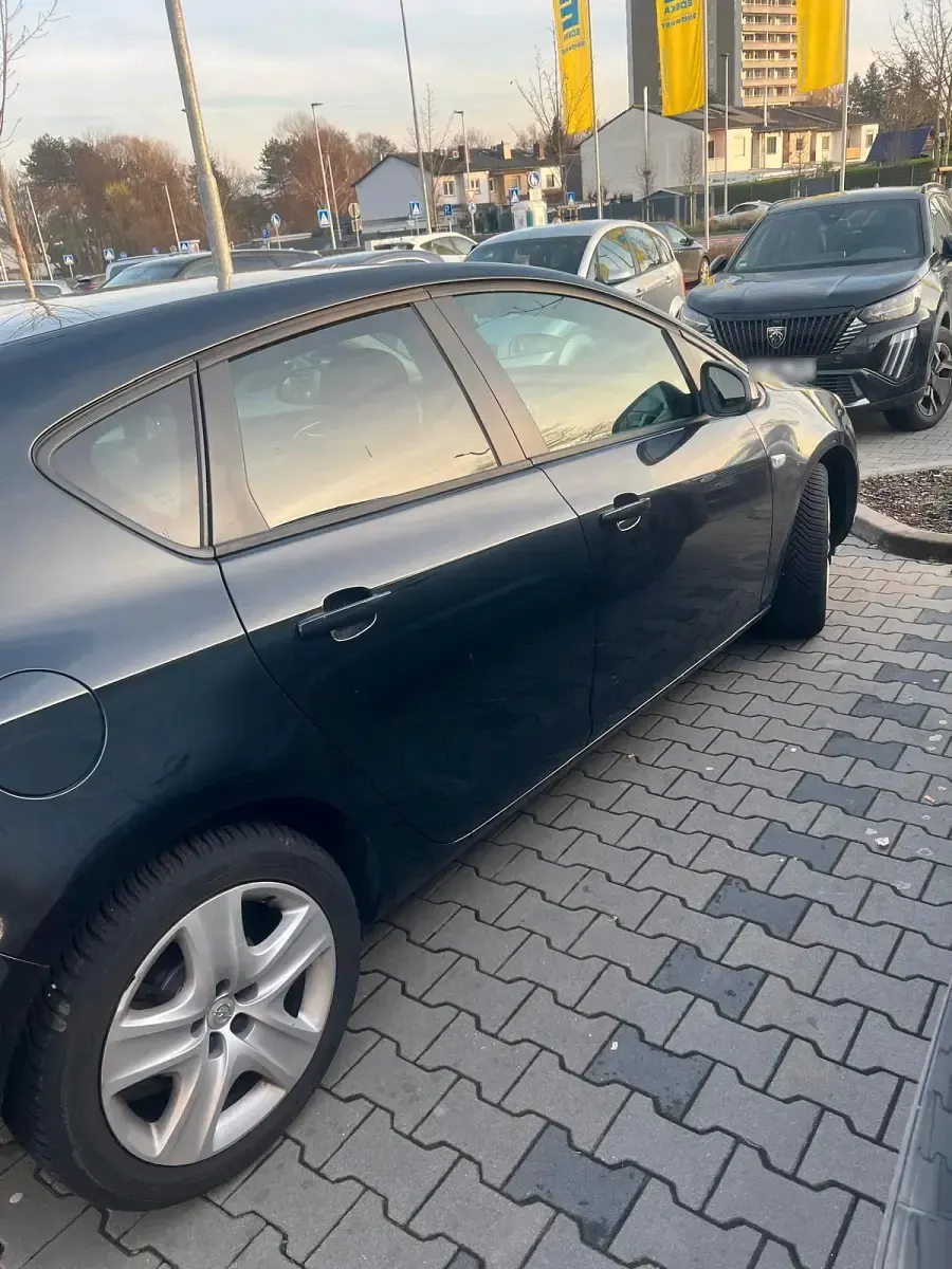 Gebraucht Opel Astra 140 PS (102 kW) 2012 Schwarz Kleinwagen