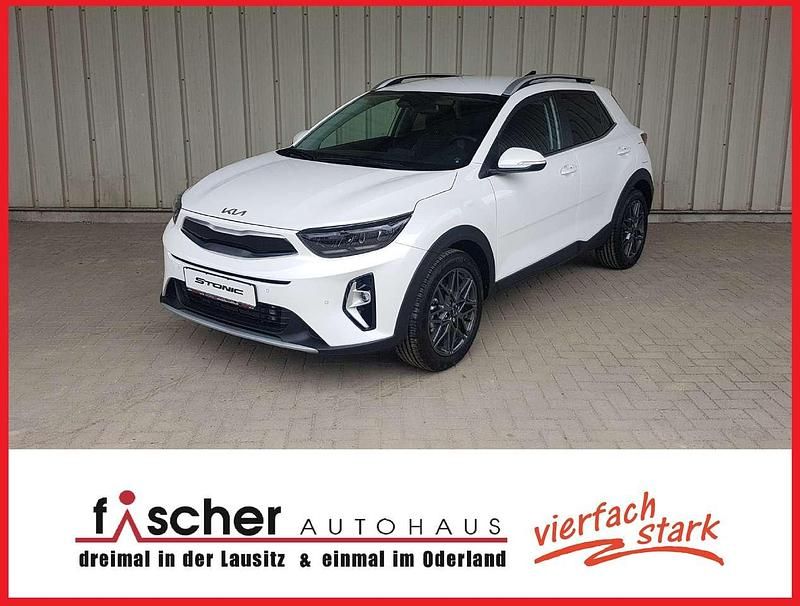 Snow white pearleffekt Neu 2025 Kia Stonic 4 SUV | 24.888 € (Fairer Preis) - Bild 1/4