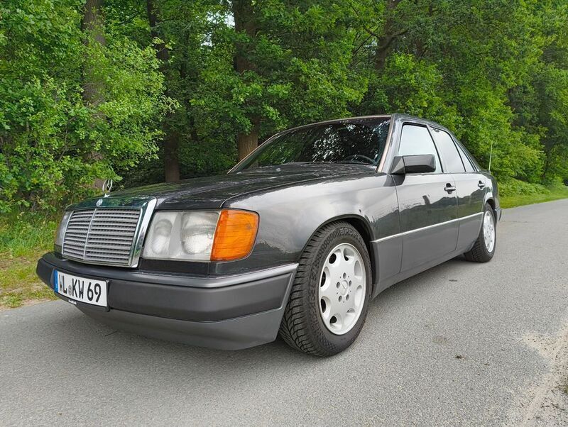 Schwarz Gebraucht 1992 Mercedes E230 Limousine | 8.490 € - Bild 1/4