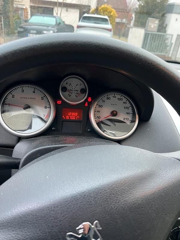 Gebraucht Peugeot 207 75 PS (55 kW) 2009 Schwarz Kleinwagen