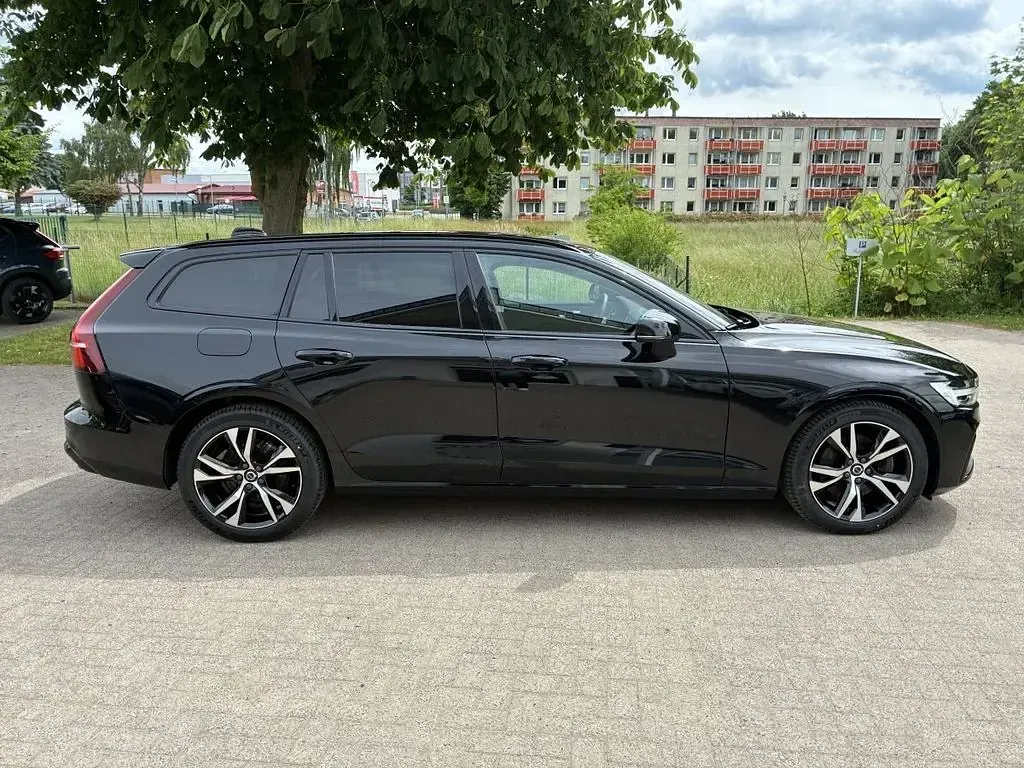 Gebraucht Volvo V60 Plus 197 PS (144 kW) 2025 Schwarz Kombi