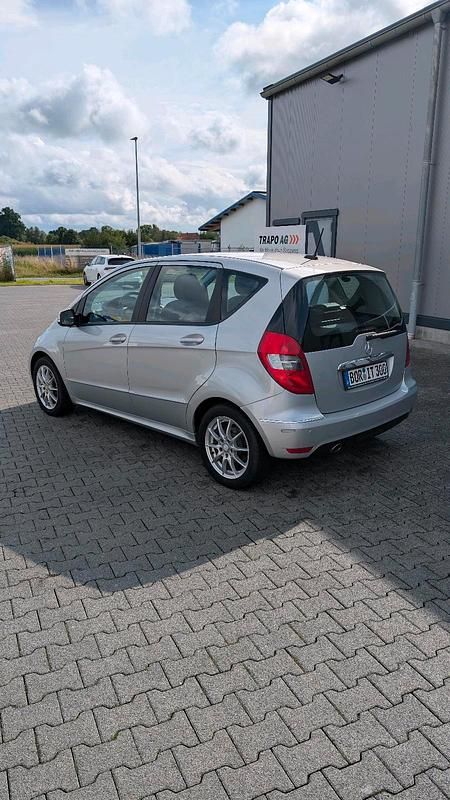 Silber Gebraucht 2011 Mercedes A200 Van / Kleinbus | 7.700 € (Teuer) - Bild 1/4