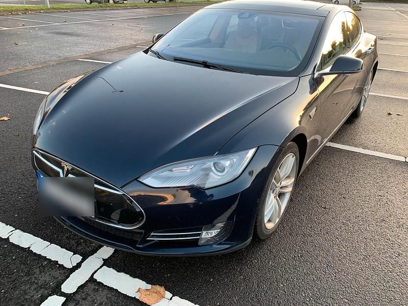 Blau Gebraucht 2014 Tesla Model S Limousine | 18.000 € (Fairer Preis) - Bild 1/4