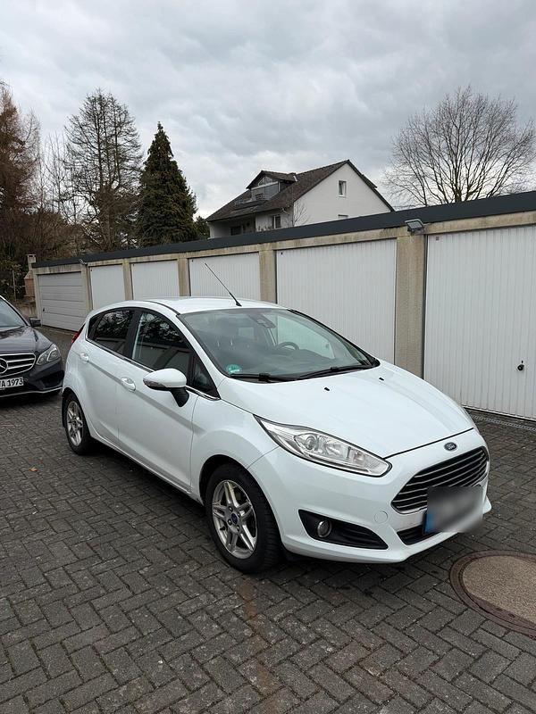 Gebraucht Ford Fiesta 100 PS (73 kW) 2014 Weiß Kleinwagen