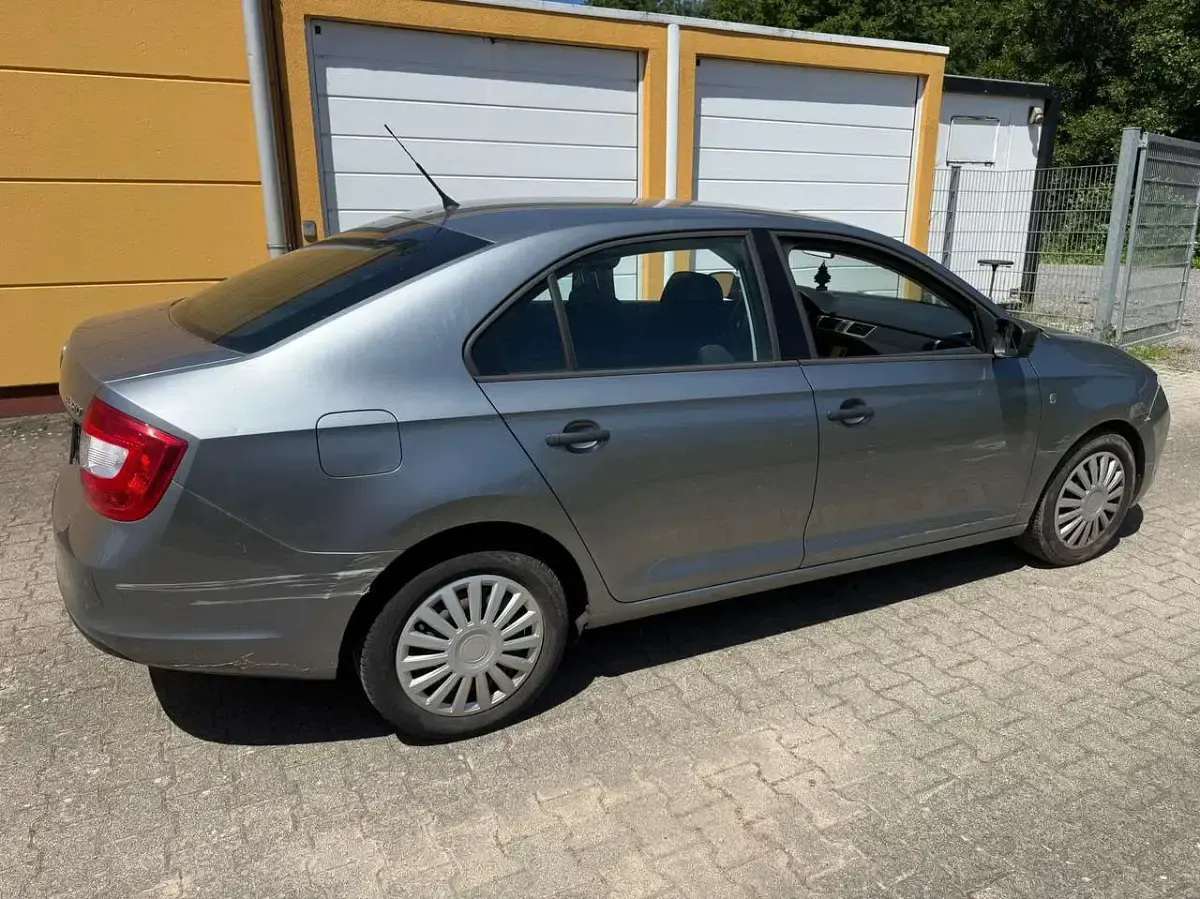 Gebraucht Skoda Rapid Active 86 PS (63 kW) 2013 Platingrau metallic Kleinwagen