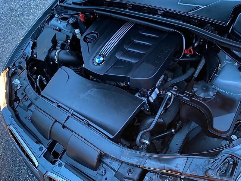 Gebraucht BMW 318 2011 Grau Limousine