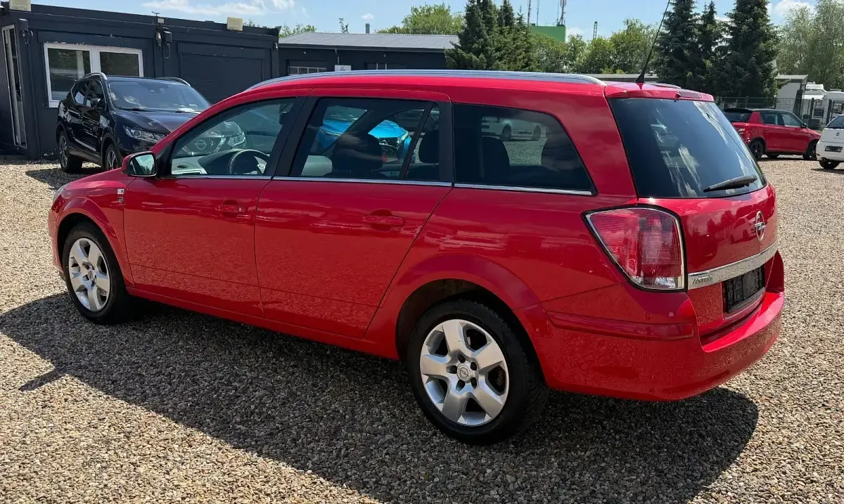 Gebraucht Opel Astra Edition 116 PS (85 kW) 2010 Rot Kombi