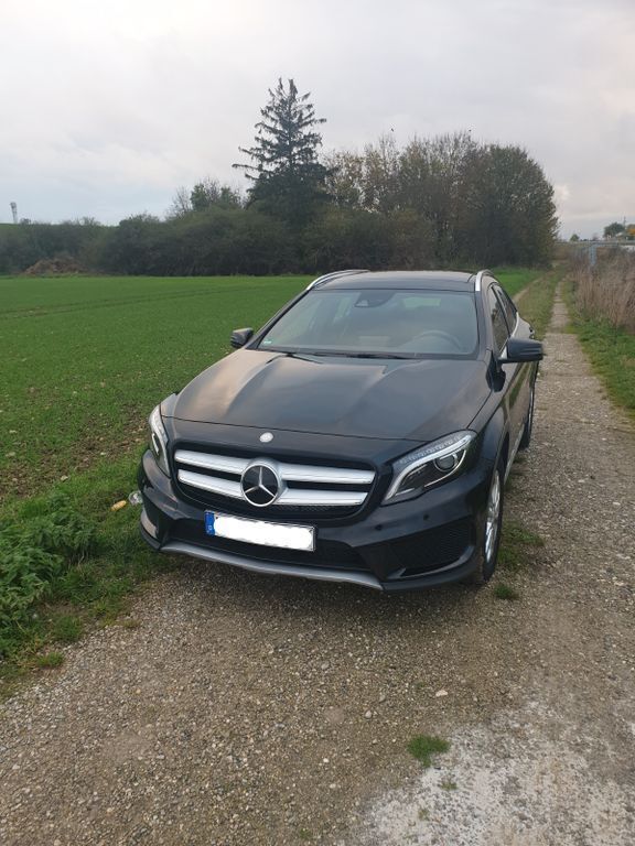 Schwarz Gebraucht 2015 Mercedes GLA250 AMG line SUV | 22.999 € (Etwas zu teuer) - Bild 1/4