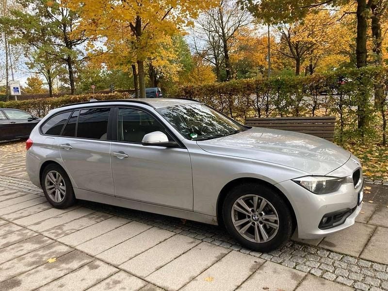 Glaciersilber Gebraucht 2015 BMW 318 Kombi | 9.950 € (Superpreis) - Bild 1/4