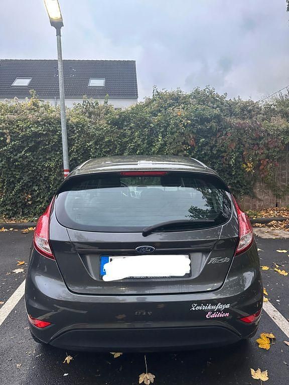 Grau Gebraucht 2016 Ford Fiesta Ambiente Kleinwagen | 5.850 € (Fairer Preis) - Bild 1/4