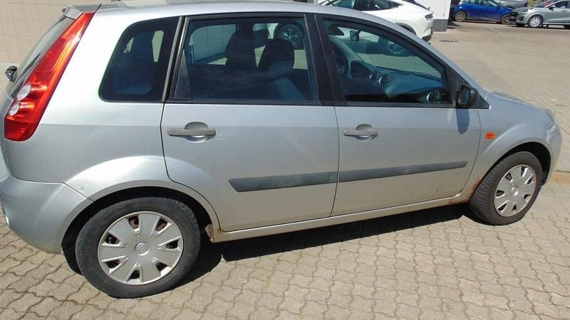 Second-hand Ford Fiesta 80 CP (58 kW) 2007 Argintiu Hatchback