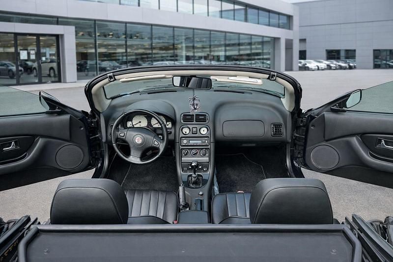 Second-hand MG F 120 CP (88 kW) 2000 Albastru Cabrio
