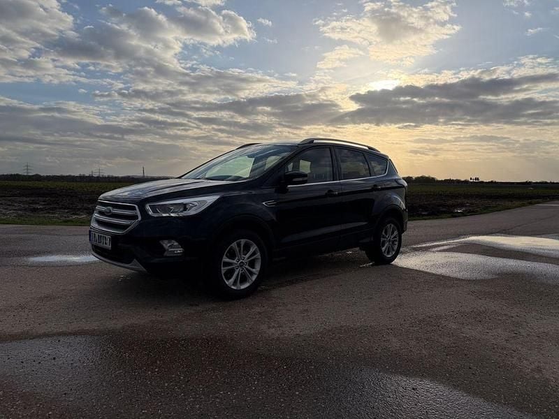 Gebraucht Ford Kuga Titanium 150 PS (110 kW) 2018 Schwarz SUV