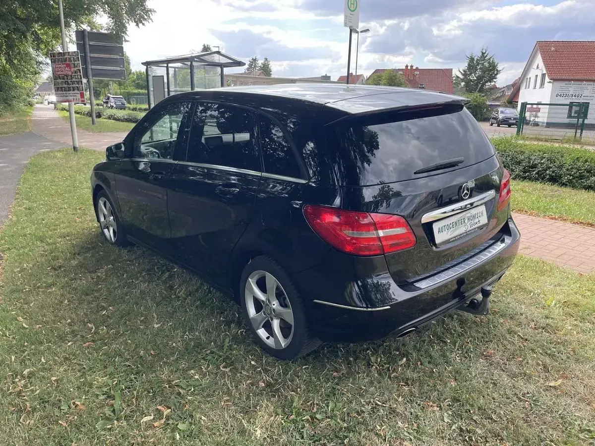 Gebraucht Mercedes B180 Sport 122 PS (89 kW) 2013 Kosmosschwarz  metalliclack Kleinwagen