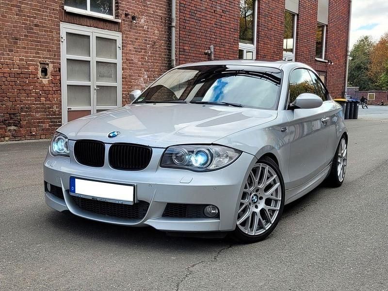 Silber Gebraucht 2009 BMW 123 M Sport Kleinwagen | 8.200 € - Bild 1/4