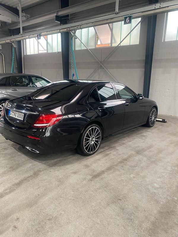Schwarz Gebraucht 2016 Mercedes E350 Limousine | 29.999 € - Bild 1/4